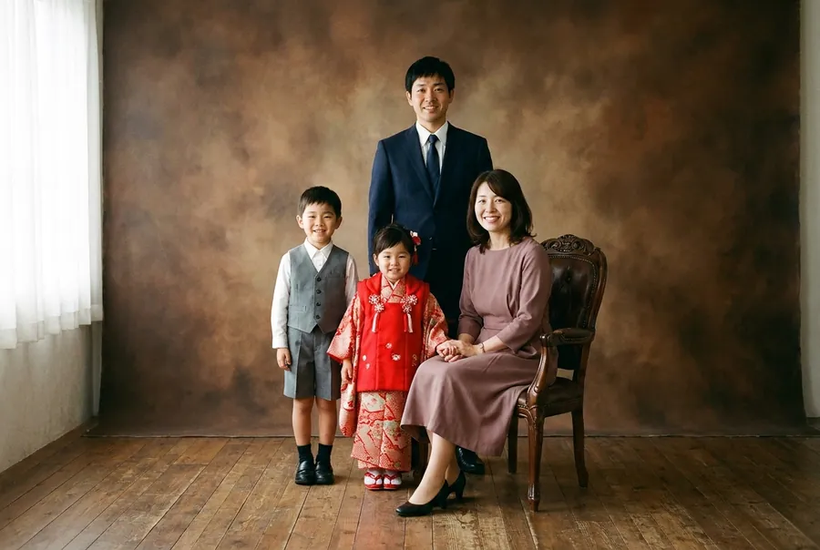 2019年の鈴木様ご一家。椅子に座る母と、父、七五三の着物の娘、ベストの息子