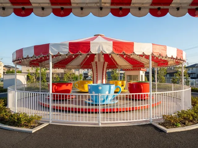 赤・黄・水色の大きなティーカップがならぶコーヒーカップ