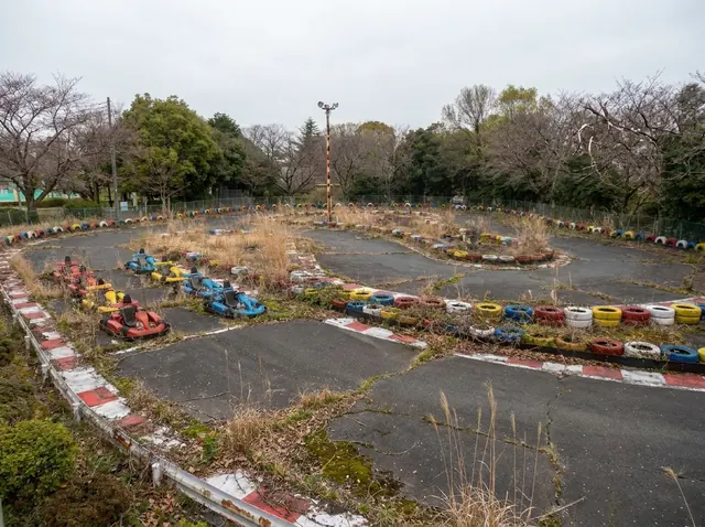 ひび割れて草の生えたゴーカートコース