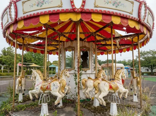 ひびの入った木馬と破れた天幕のメリーゴーラウンド