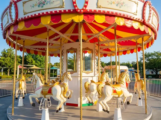 金色の柱と白い木馬のメリーゴーラウンド