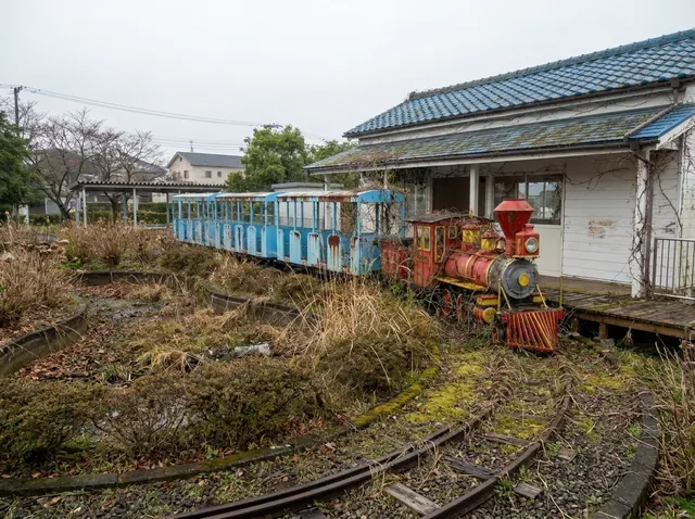 干上がった池と、錆びた汽車